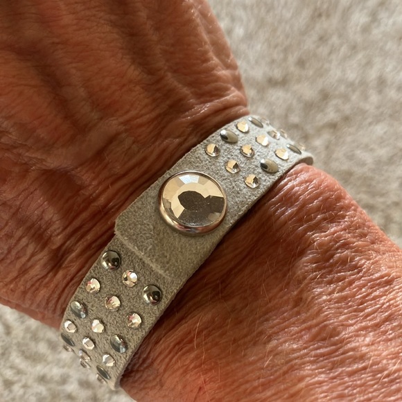 🩶🤍Swarovski Gray and Silver Crystal Bracelet 🤍🩶 - Picture 2 of 7